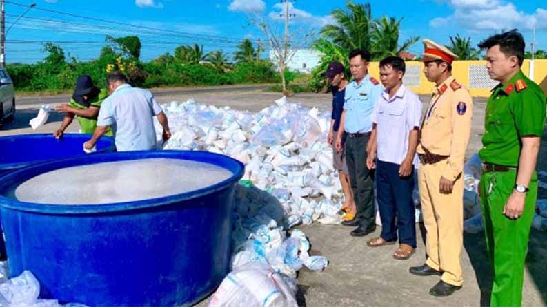 Lực lượng chức năng tổ chức tiêu hủy hơn 2,7 triệu con tôm giống không có giấy chứng nhận kiểm dịch - Ảnh CA